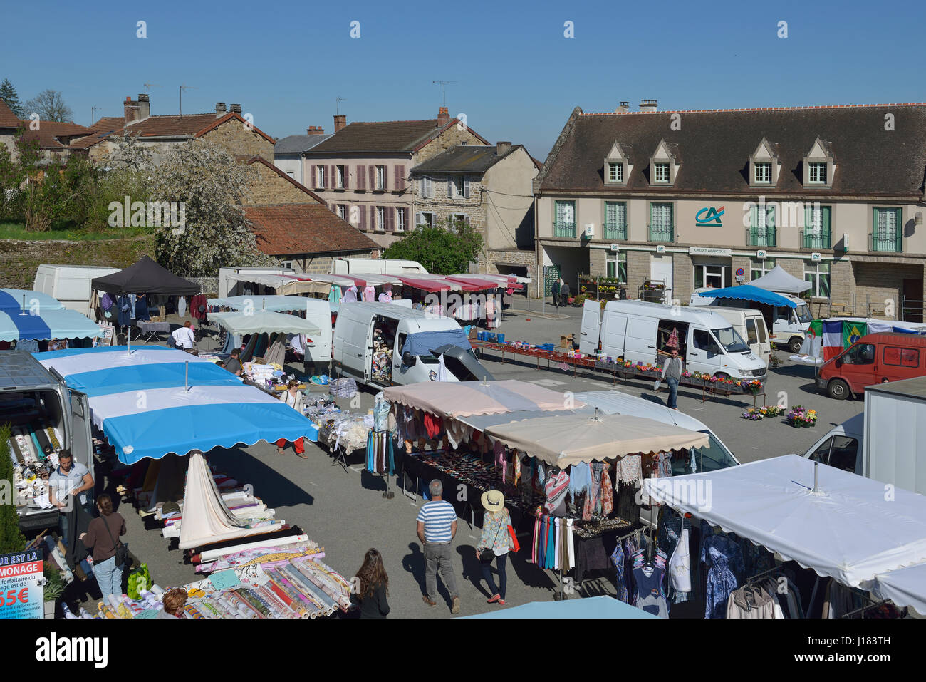 Markttag am Bourganeuf im Département Creuse in der Region von Nouvelle-Aquitaine in Zentralfrankreich. Stockfoto