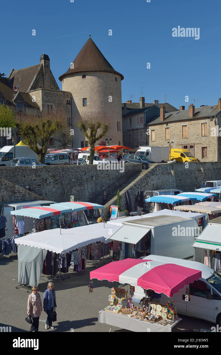 Markttag am Bourganeuf im Département Creuse in der Region von Nouvelle-Aquitaine in Zentralfrankreich. Stockfoto
