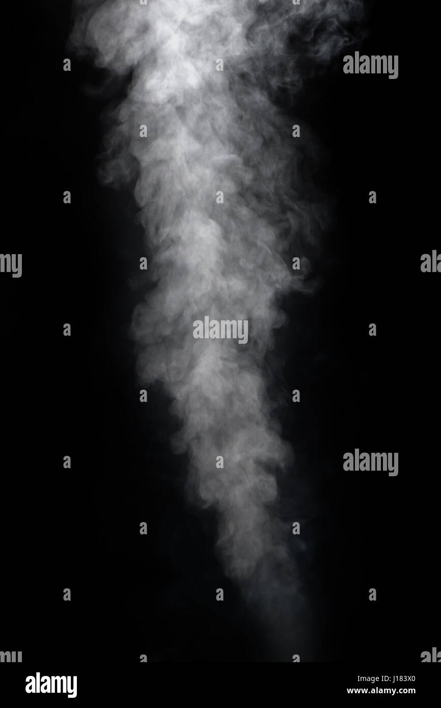 Weißer Rauch auf schwarzem Hintergrund Stockfoto