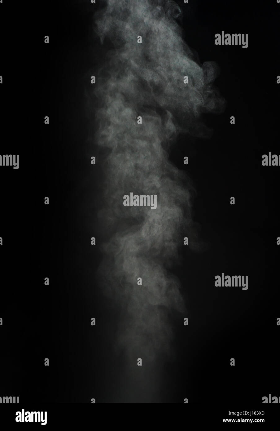 Abstrakte weißer Rauch auf schwarzem Hintergrund Stockfoto
