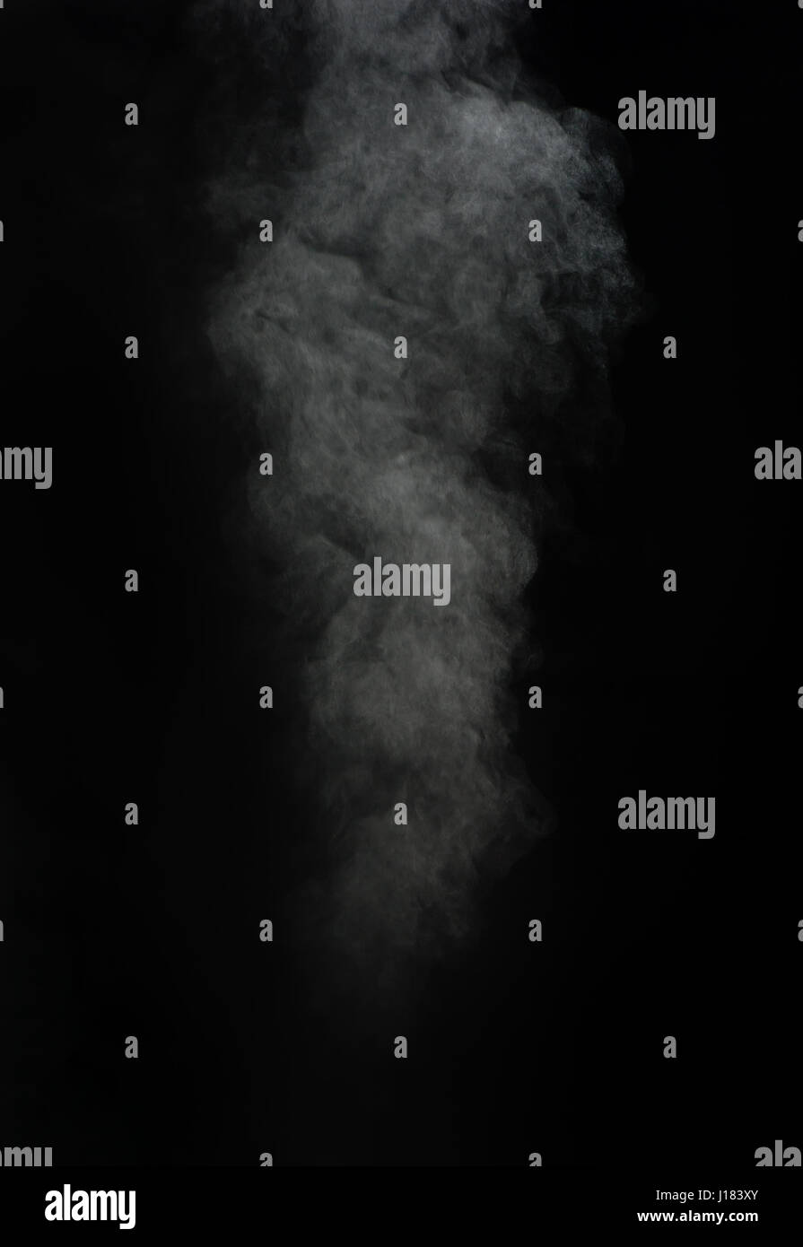 Abstrakte weißer Rauch auf schwarzem Hintergrund Stockfoto