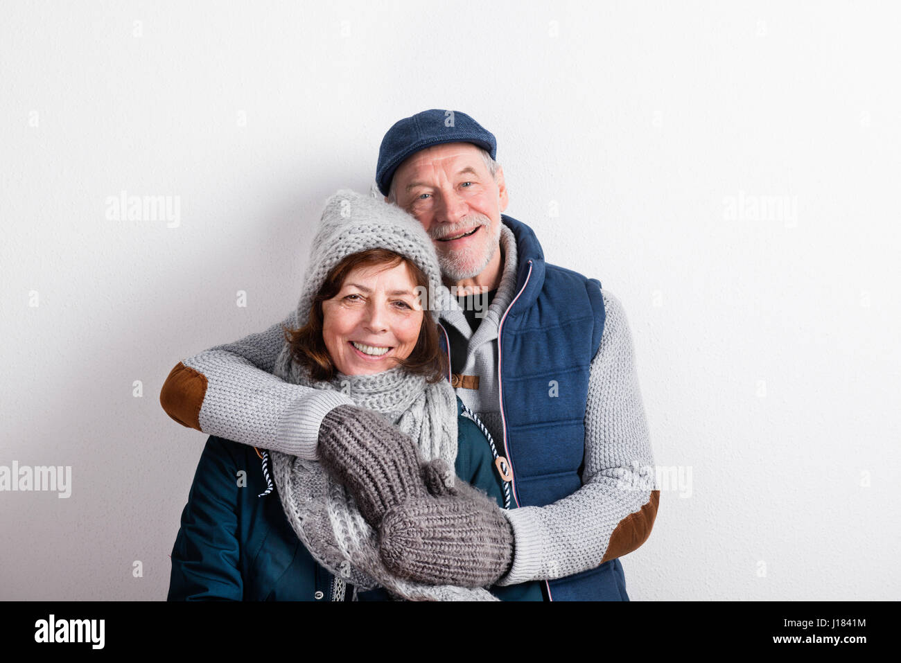 Schönes älteres Paar verliebt in Winterkleidung. Studio gedreht. Stockfoto