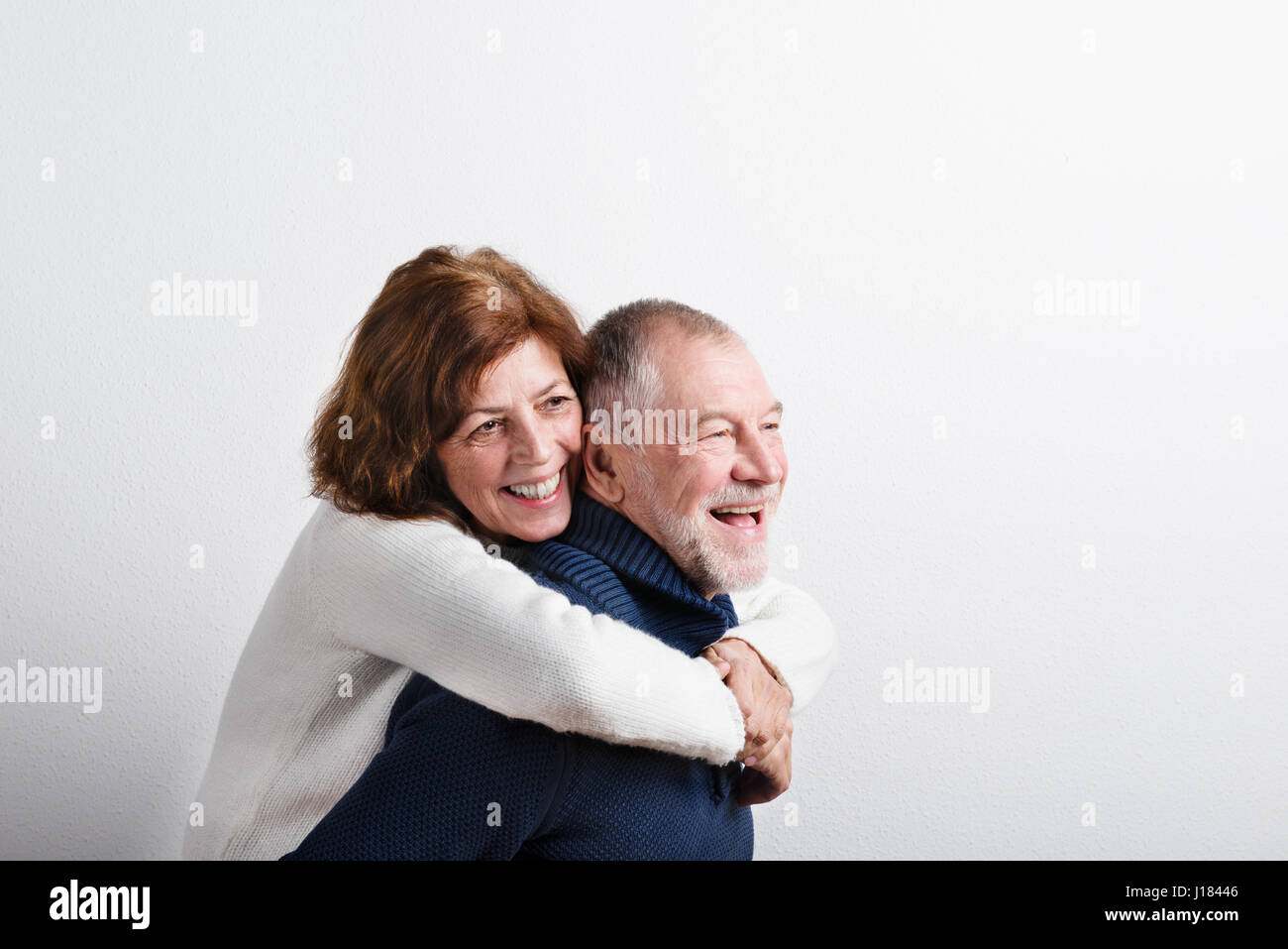 Schönes älteres Paar in Liebe umarmt. Studio gedreht. Stockfoto