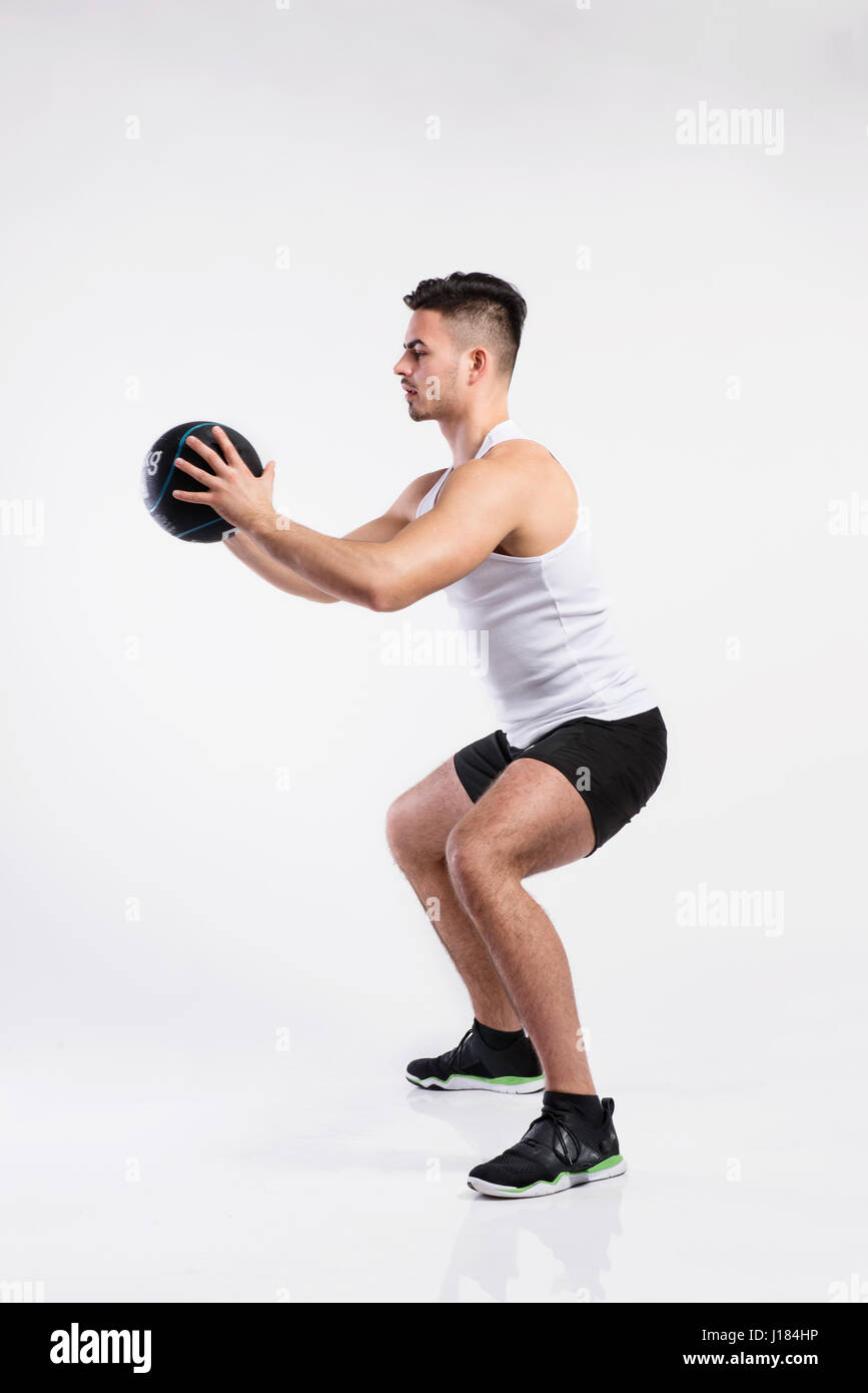 Gut aussehend Fitness Mann halten Medizinball, Studio gedreht. Stockfoto