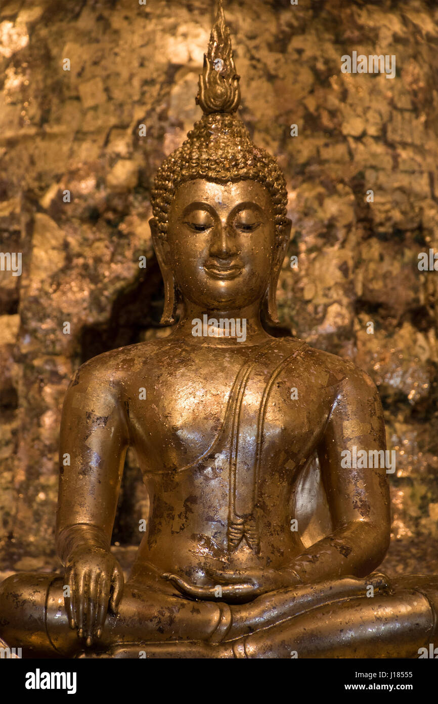 Asiatische Buddha-Statue in einem alten Tempel Stockfoto