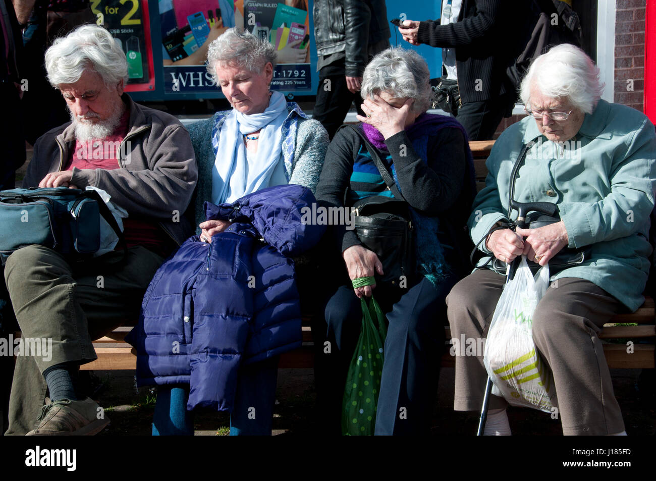 Lewes, Sussex. Passion Play. Ostersamstag. Ältere Mitglieder des Publikums dösen in der Frühlingssonne. Stockfoto