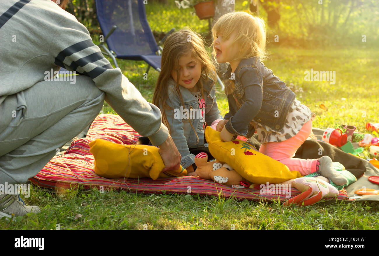 Familie genießt Picknick im park Stockfoto