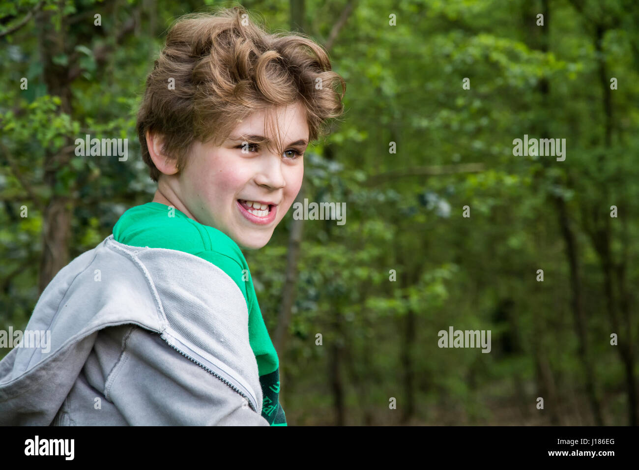 Porträt eines lächelnden jungen Stockfoto