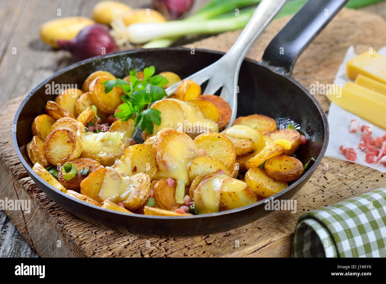 Ungeschält Baby Bratkartoffeln mit Käse und Speck Würfeln geschmolzenem Berg Stockfoto