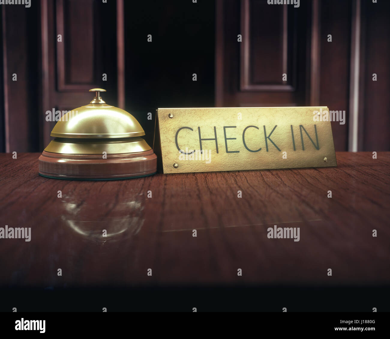 Vintage Glocke mit "check in" Nachricht auf dem hölzernen Schreibtisch von der Lobbyservice. Stockfoto