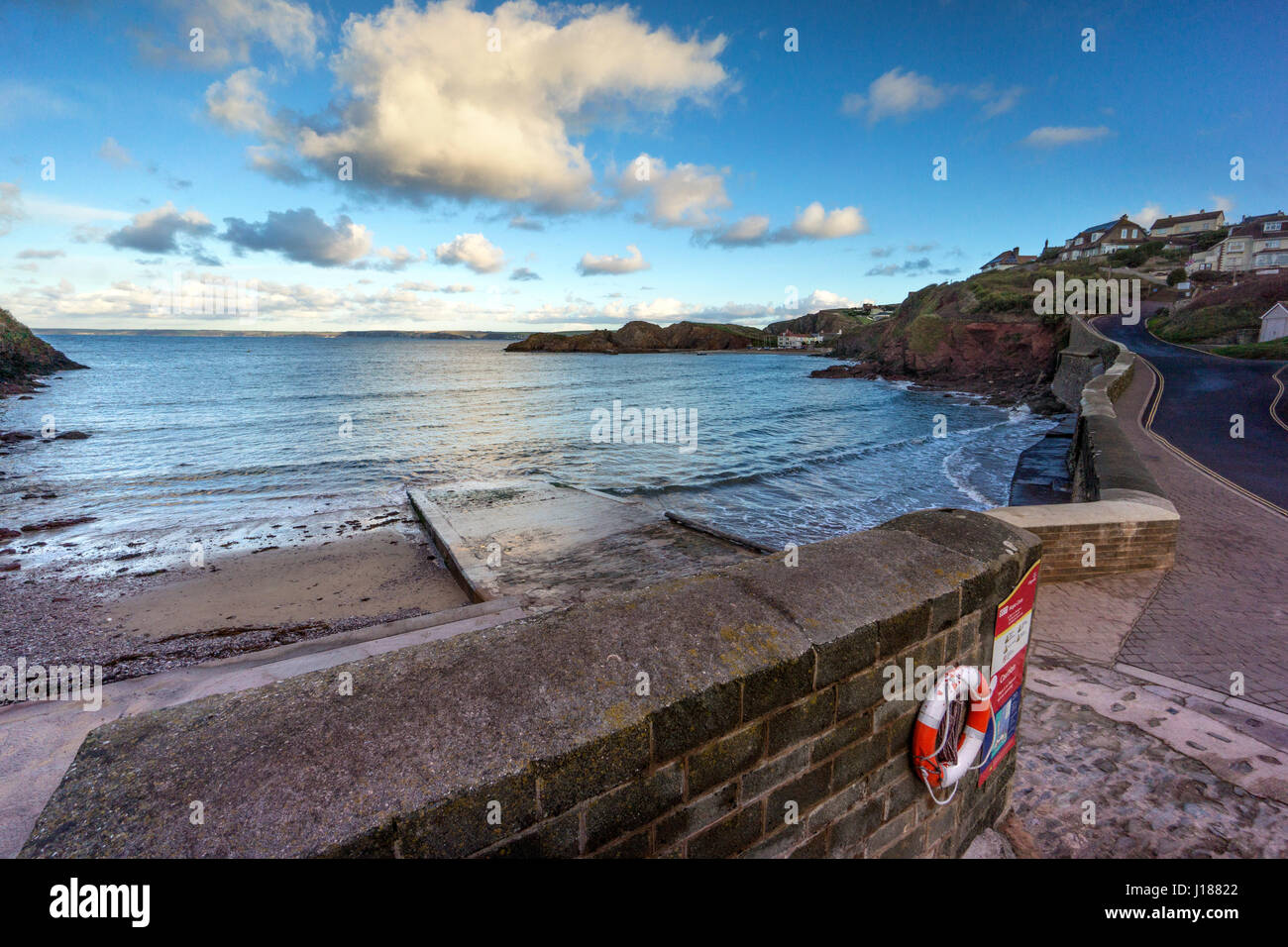 Der Strand und Slipanlage in das Meer Angeln Dorf von Hope Cove, Devon Stockfoto