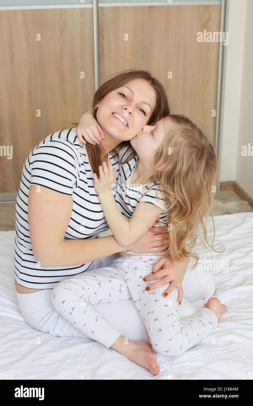 Glücklich liebende Familie. Mutter und ihre Tochter Kind Mädchen spielen und umarmt. Stockfoto