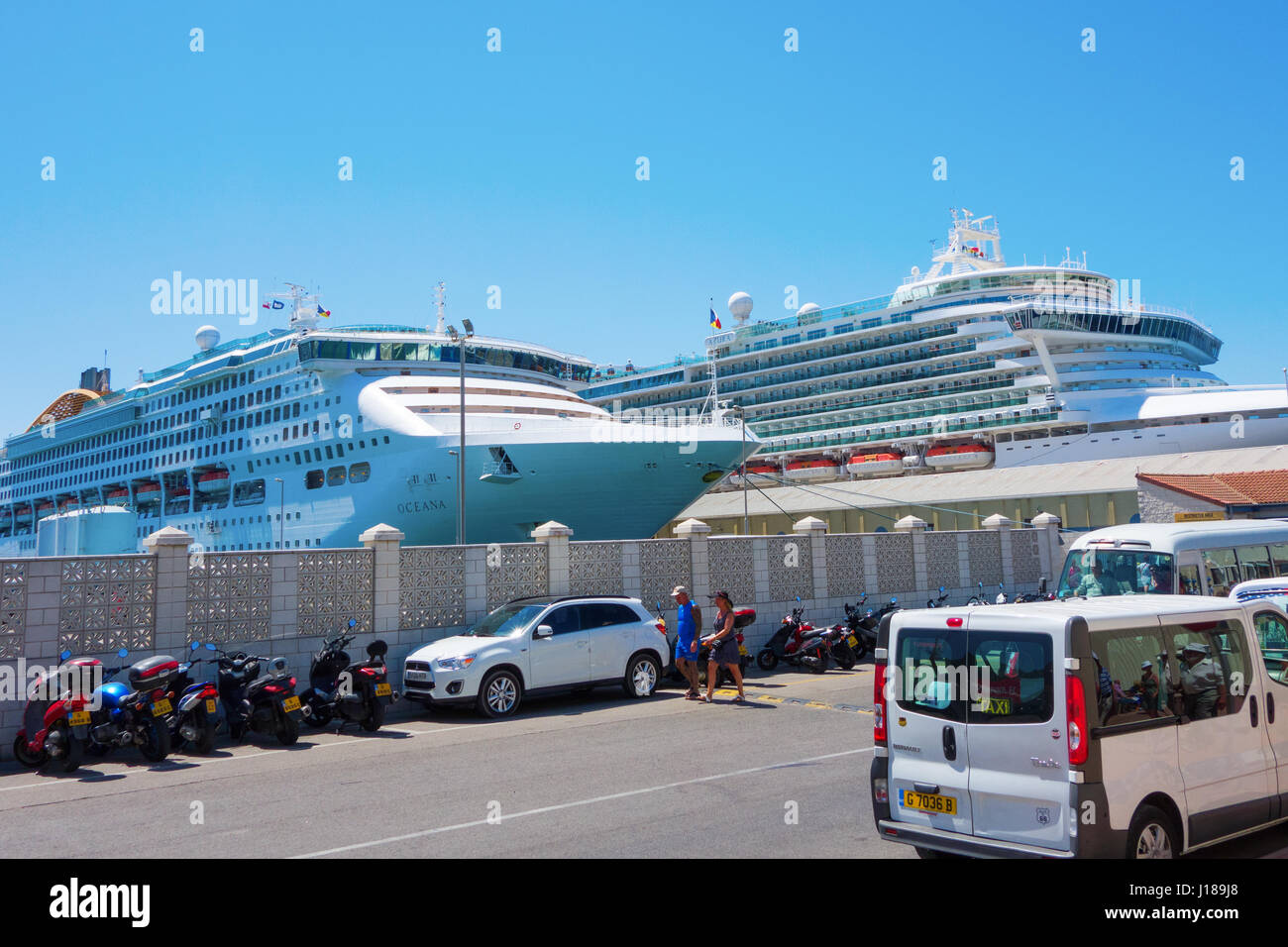 Auf der Insel von Gibraltar. Dockside Wit P & O Kreuzfahrt Schiffe Azura und Oceana Stockfoto