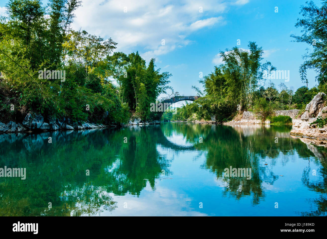 Schönen Fluss Landschaft mit Gebirgshintergrund in Guilin, China. Stockfoto