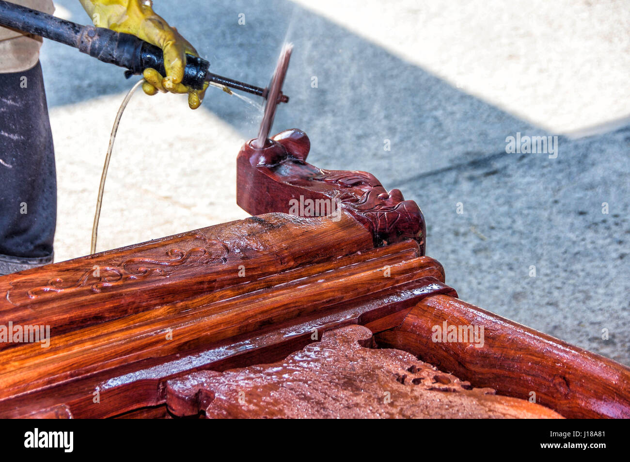 Handwerker, die eine handgefertigte Schleifen Stuhl In Vietman. Stockfoto