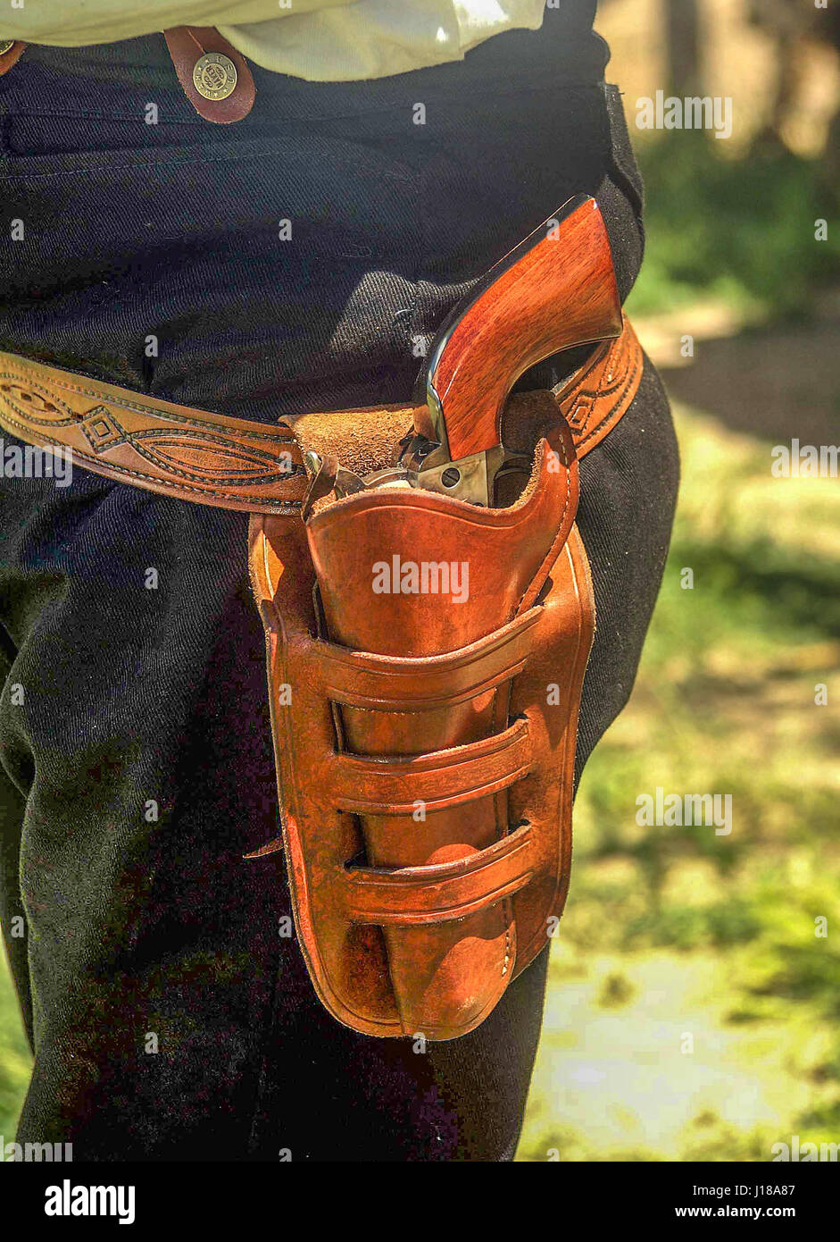 Relvolver steckte in einem braunen Lederholster. Stockfoto