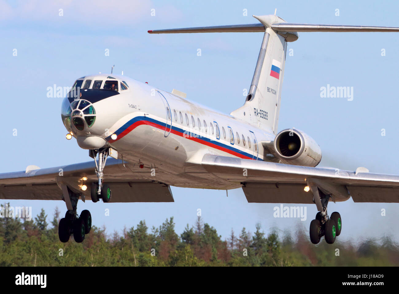 CHKALOVSKY, MOSCOW REGION, Russland - 18. Juli 2013: Tupolew Tu-134A-3 RA-65689 der russischen Luftwaffe landet auf dem Chkalovsky. Stockfoto
