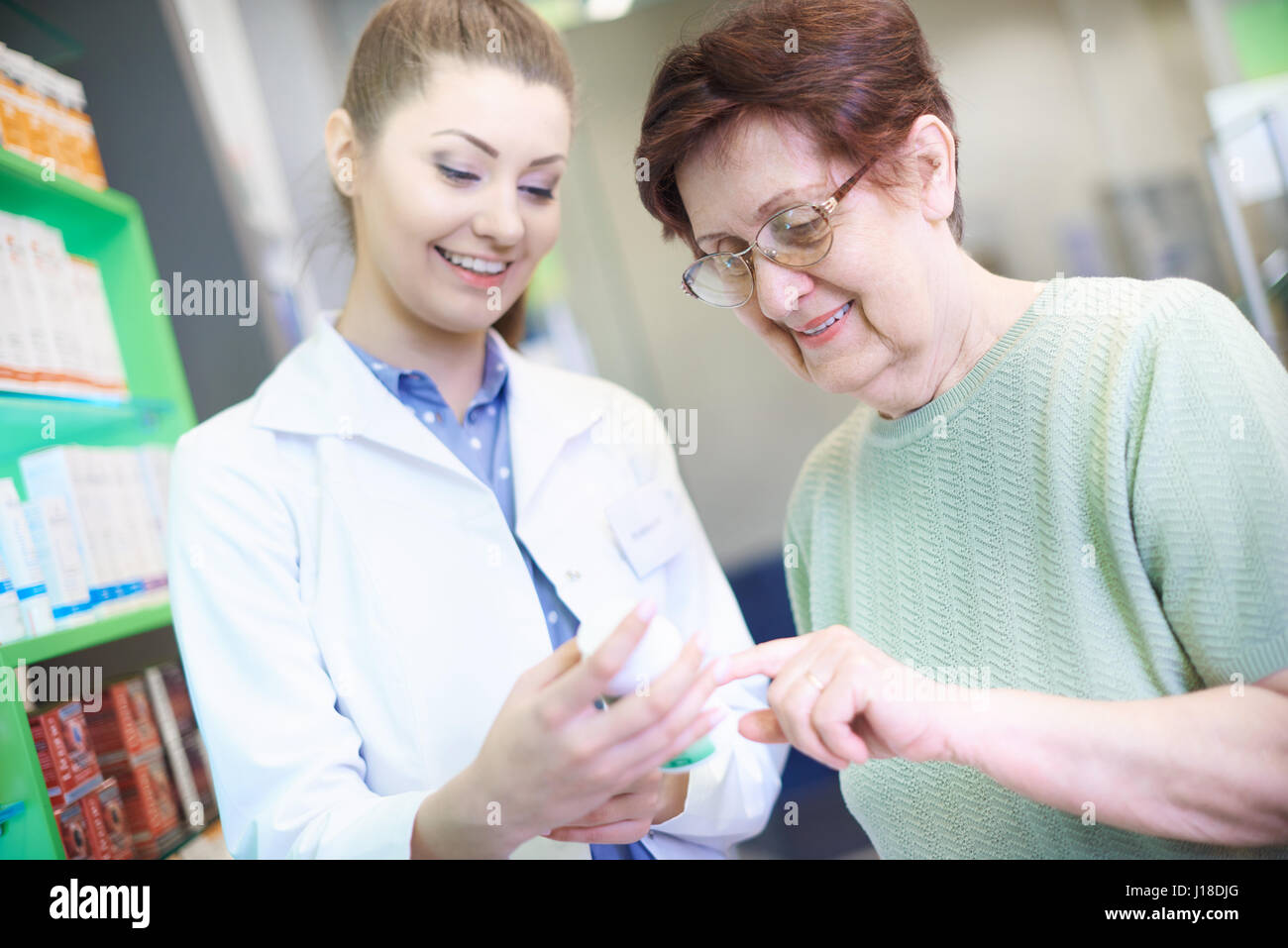 Apotheker geben eine Beratung senior Frau Stockfoto