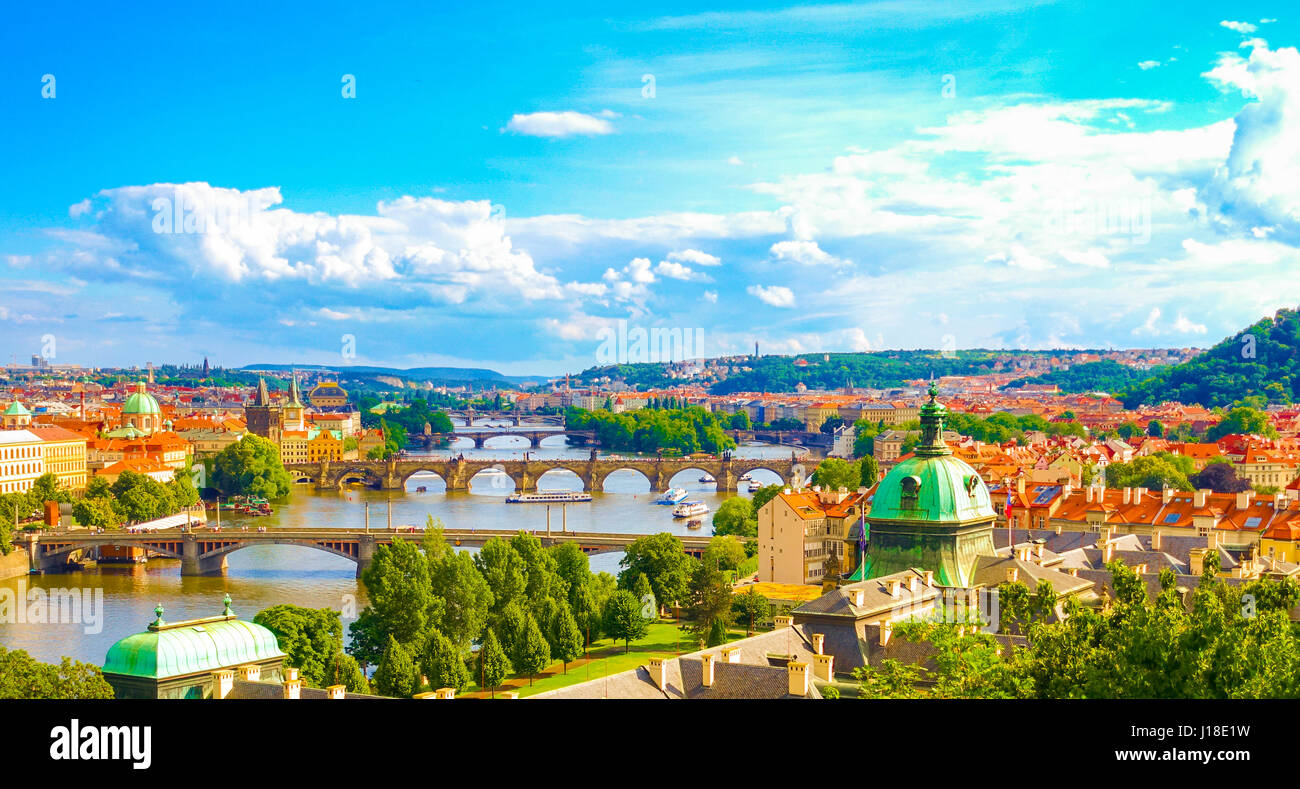 Panoramablick auf Prag Skyline Karlsbrücke und Moldau im Spätsommer am Nachmittag Stockfoto