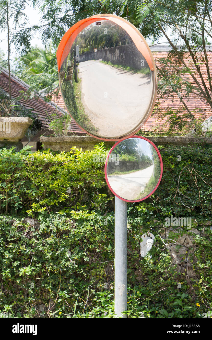 Safety mirrors -Fotos und -Bildmaterial in hoher Auflösung – Alamy