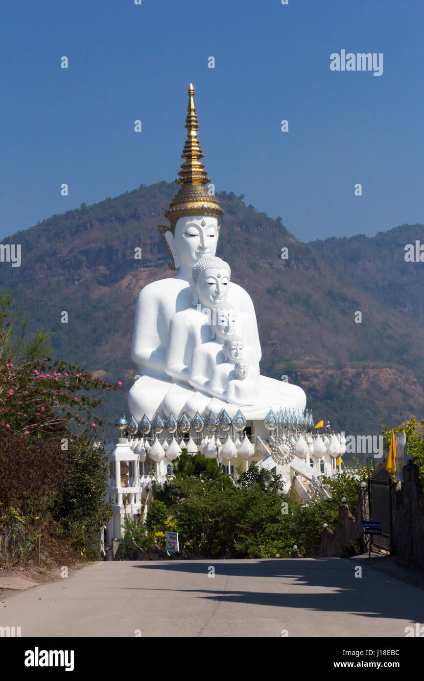 Fünf weißen Buddha Statuen am Wat Pha Sorn Kaew, Khao Kho, Phetchabun, Thailand Stockfoto