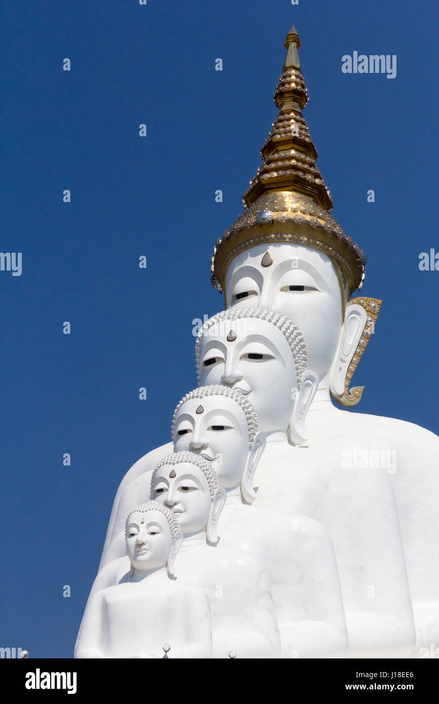 Fünf weißen Buddha Statuen am Wat Pha Sorn Kaew, Khao Kho, Phetchabun, Thailand Stockfoto