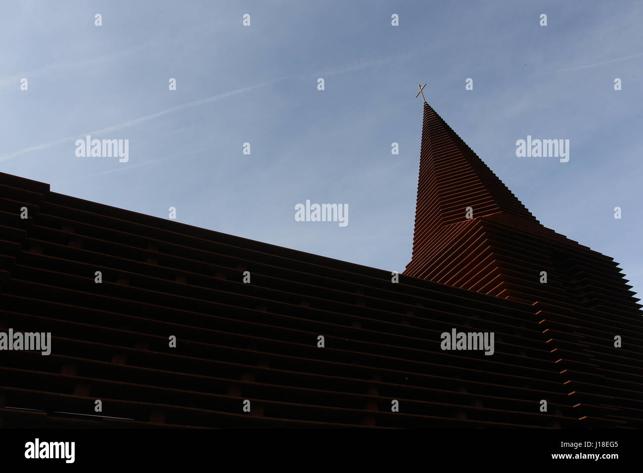 Zwischen den Zeilen lesen ist ein See-through Kirche gebaut als eine Kunstinstallation in Borgloon, Belgien. Stockfoto