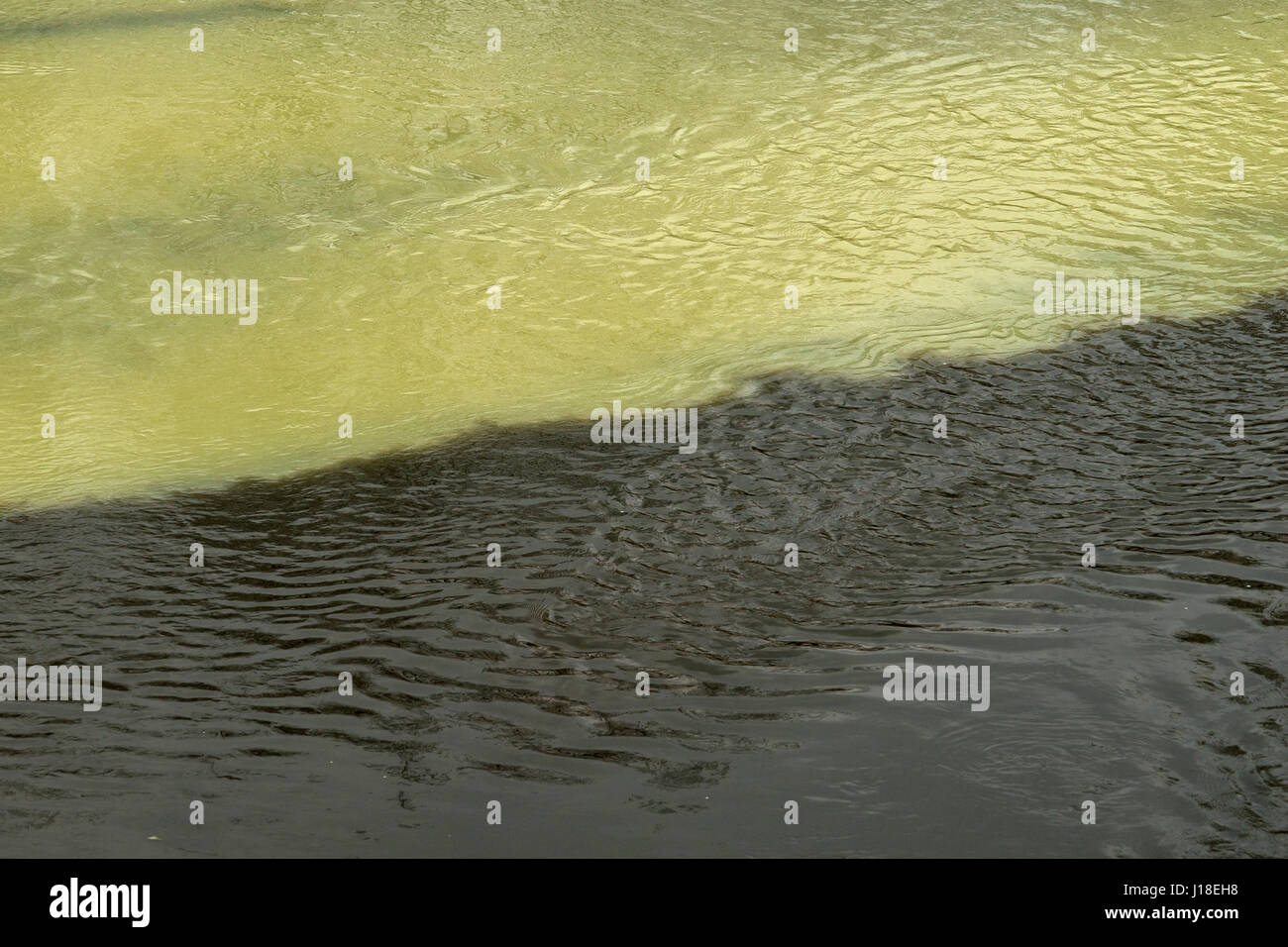Zwei verschmutzte Flüssen wegen der Industrialisierung erhielt eine grüne Farben schwarz und gelb Stockfoto