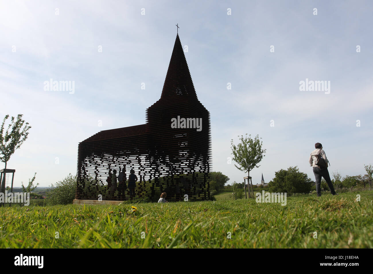 Zwischen den Zeilen lesen ist ein See-through Kirche gebaut als eine Kunstinstallation in Borgloon, Belgien. Stockfoto