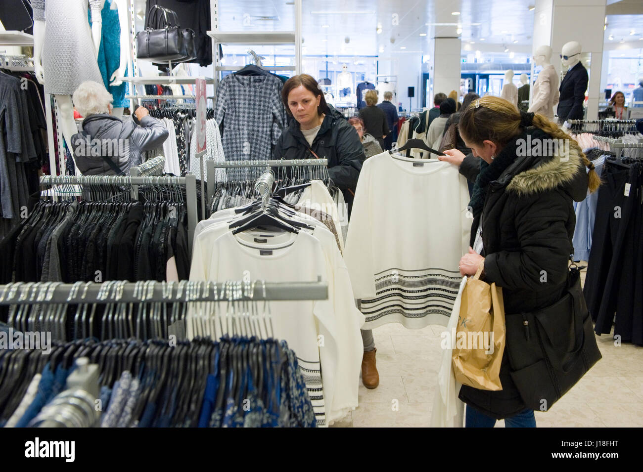 ENSCHEDE, Niederlande - 13. April 2017: Frau befinden sich Einkaufsmöglichkeiten in Bekleidungsgeschäft C & A nachdem es wieder geöffnet worden. Stockfoto
