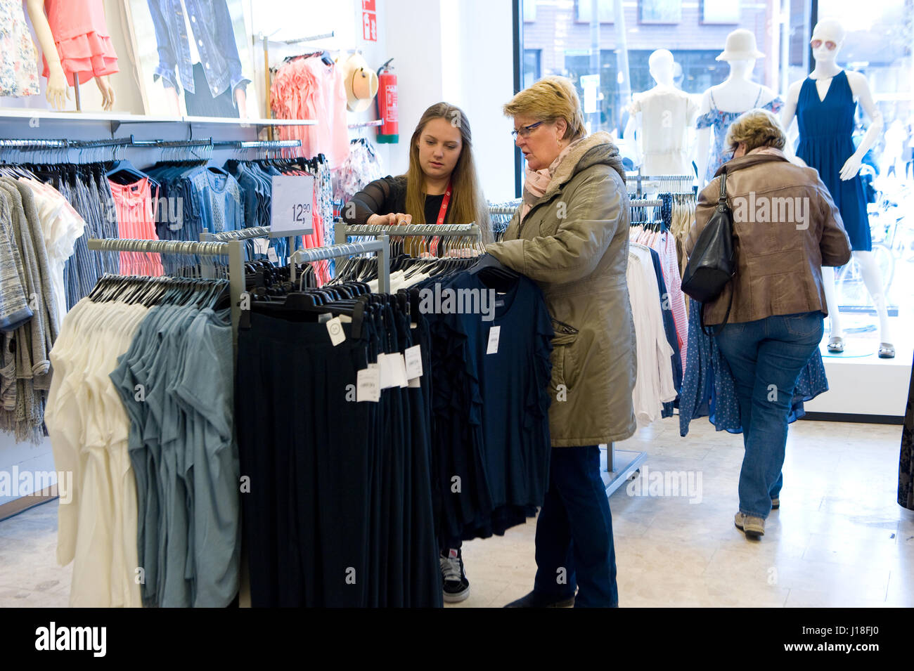 ENSCHEDE, Niederlande - 13. April 2017: Frauen befinden sich Einkaufsmöglichkeiten in Bekleidungsgeschäft C & A nachdem es wieder geöffnet worden. Stockfoto