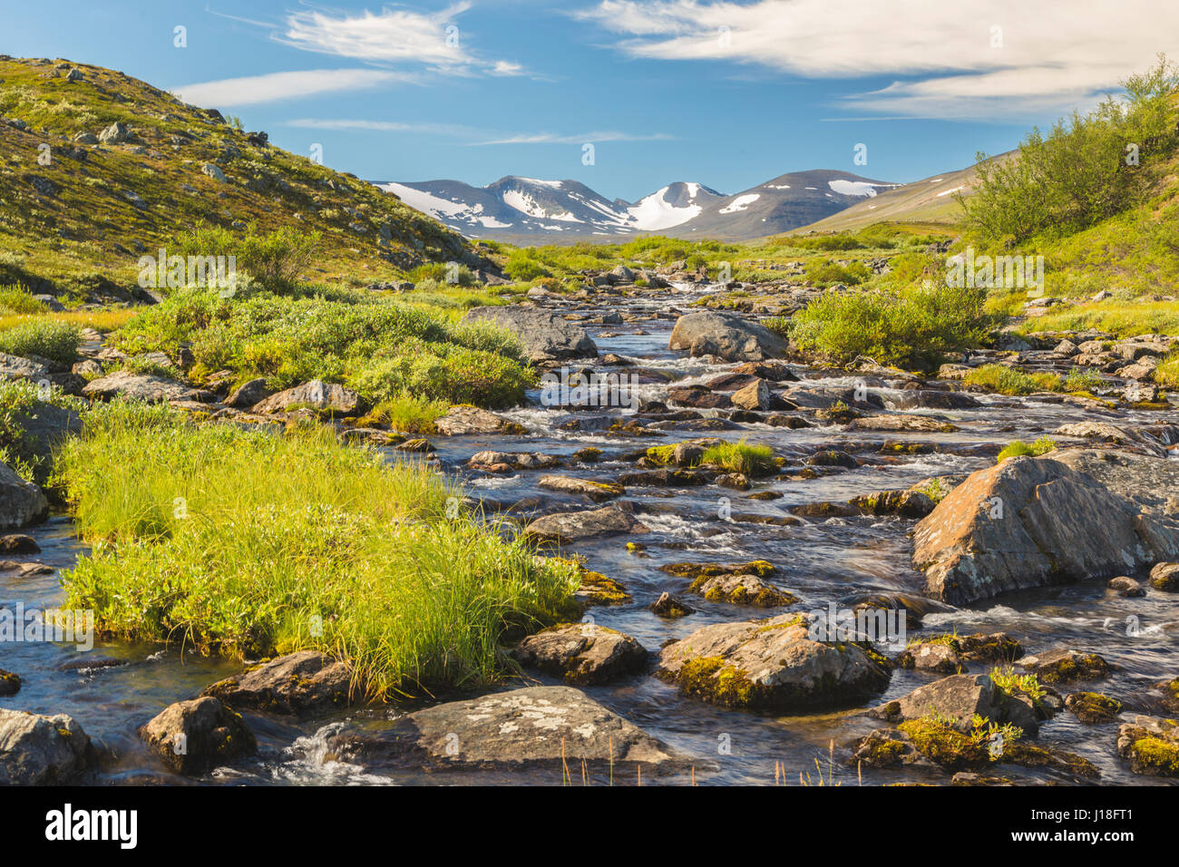 In/nahebei Erholungsgebiet in Schwedisch-Lappland, Bach, der der Bild und Schnee auf den Bergen in den Monat august, Kiruna, Schweden Stockfoto