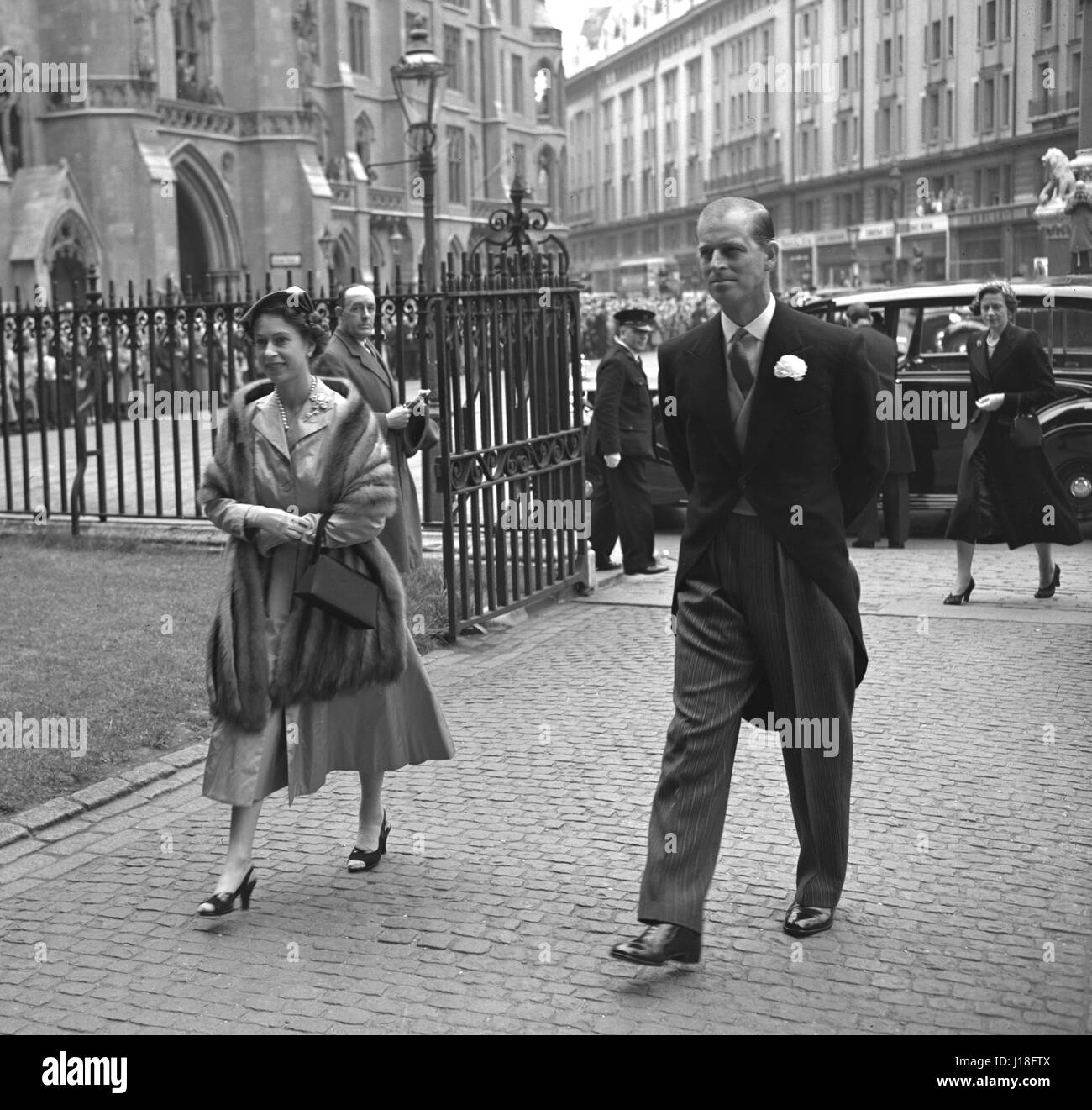 Königin Elizabeth II und der Herzog von Edinburgh ankommen für die Hochzeit von Miss Frances Roche, Tochter von Lord und Lady Fermoy und Viscount Althorp in der Westminster Abbey, London. Stockfoto