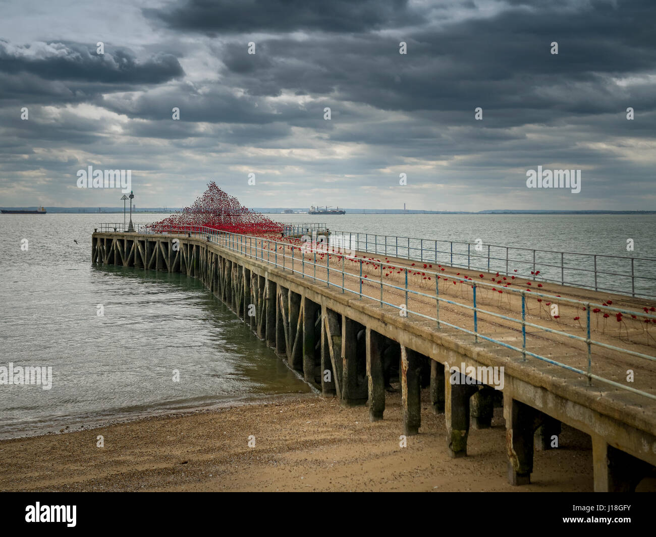 Mohn-Welle ist eine Kunstinstallation des Künstlers Paul Cummins Sackler Barge Pier in Shoeburyness, "Gunners" Park Essex als Teil einer Tour des Vereinigten Königreichs. Stockfoto