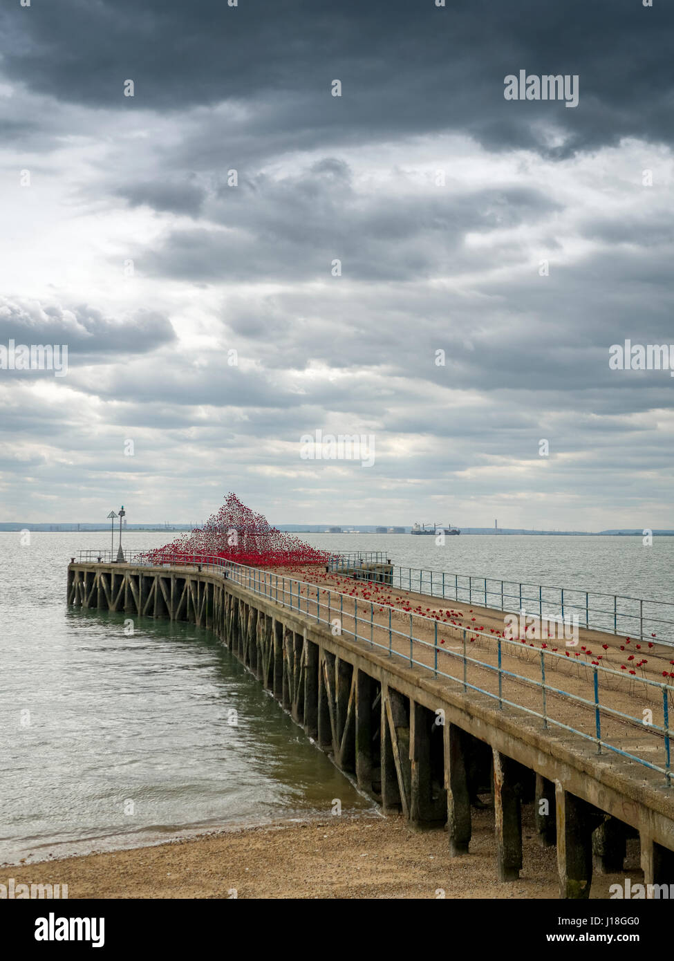 Mohn-Welle ist eine Kunstinstallation des Künstlers Paul Cummins Sackler Barge Pier in Shoeburyness, "Gunners" Park Essex als Teil einer Tour des Vereinigten Königreichs. Stockfoto