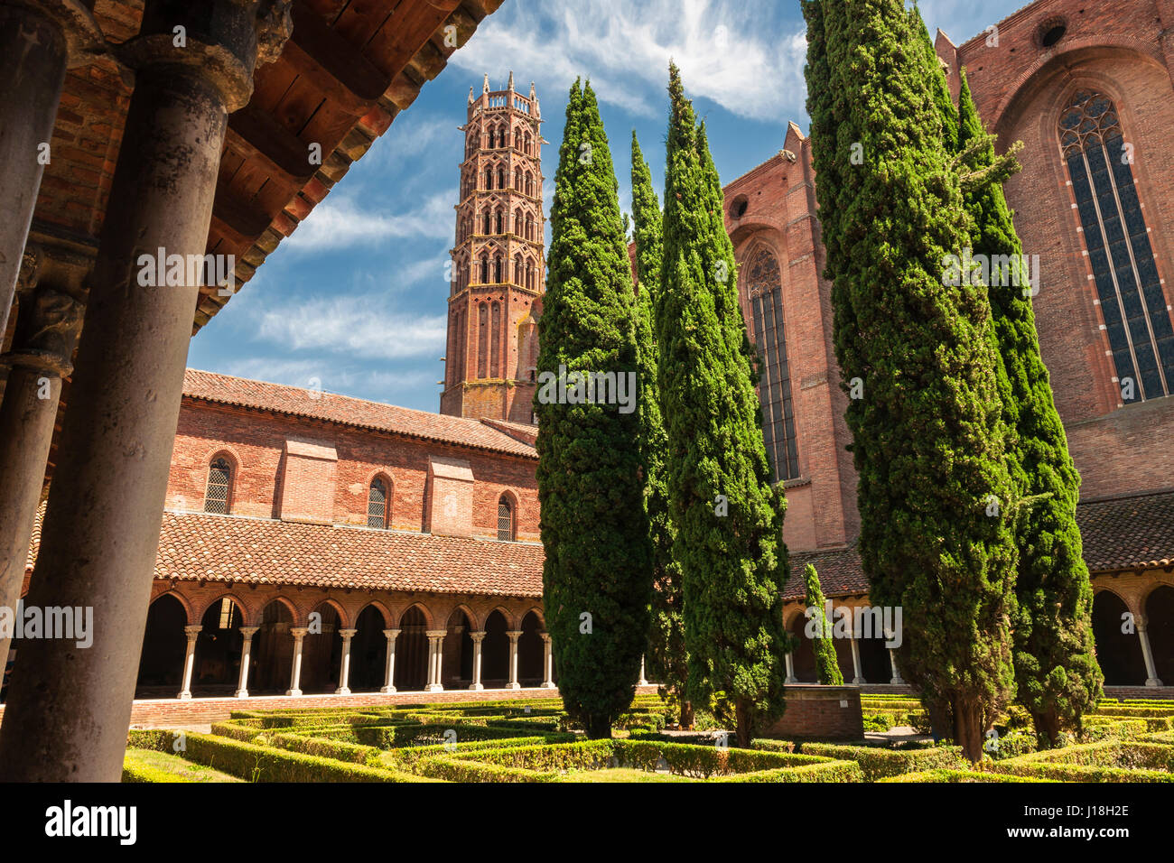Kreuzgang und Garten im Innenhof des dominikanischen Kloster Couvent des Jacobins in Toulouse, Frankreich. Stockfoto
