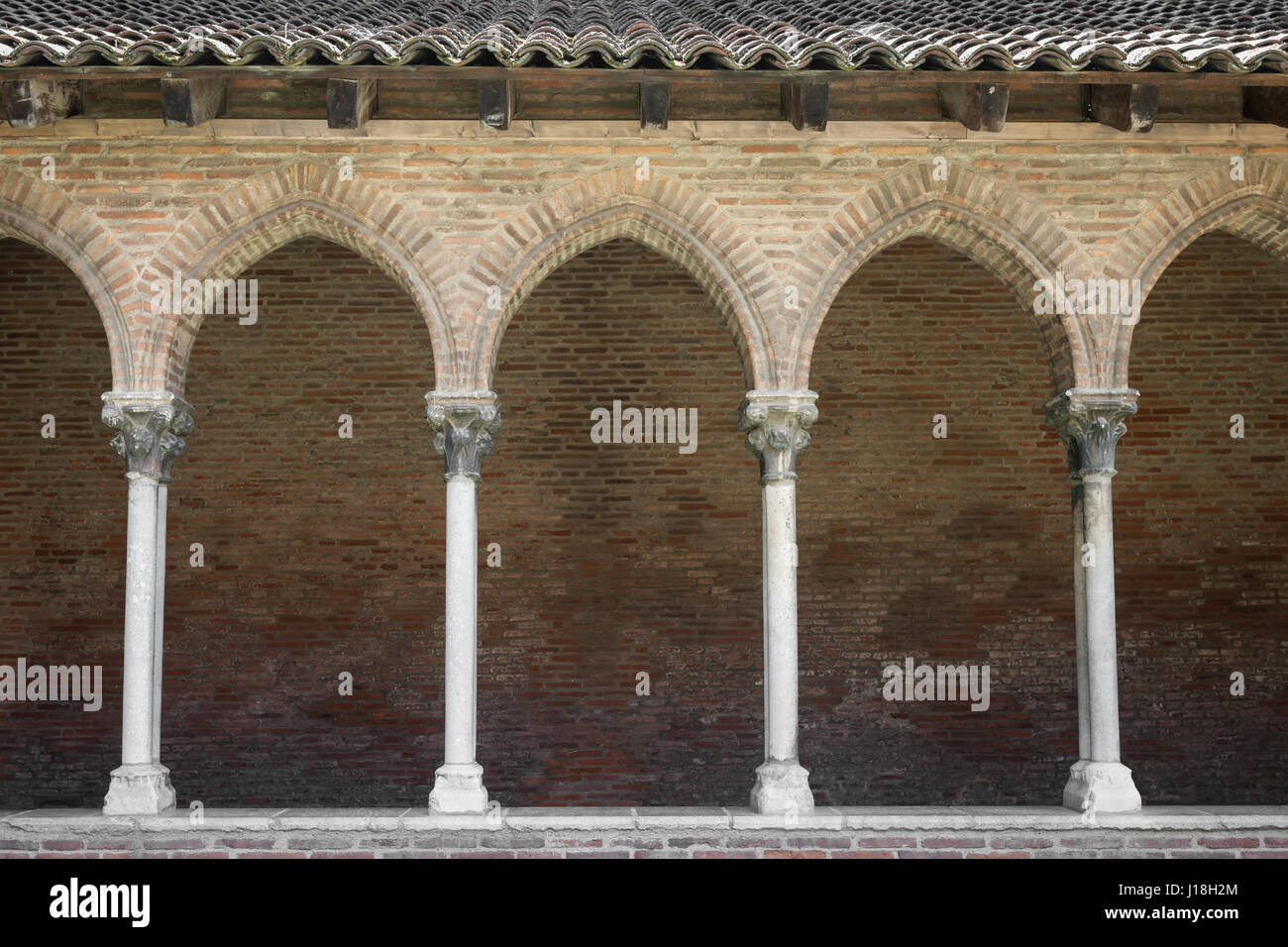 Säulen und Bögen des Klosters in dominikanischen Kloster Couvent des Jacobins in Toulouse, Frankreich. Stockfoto