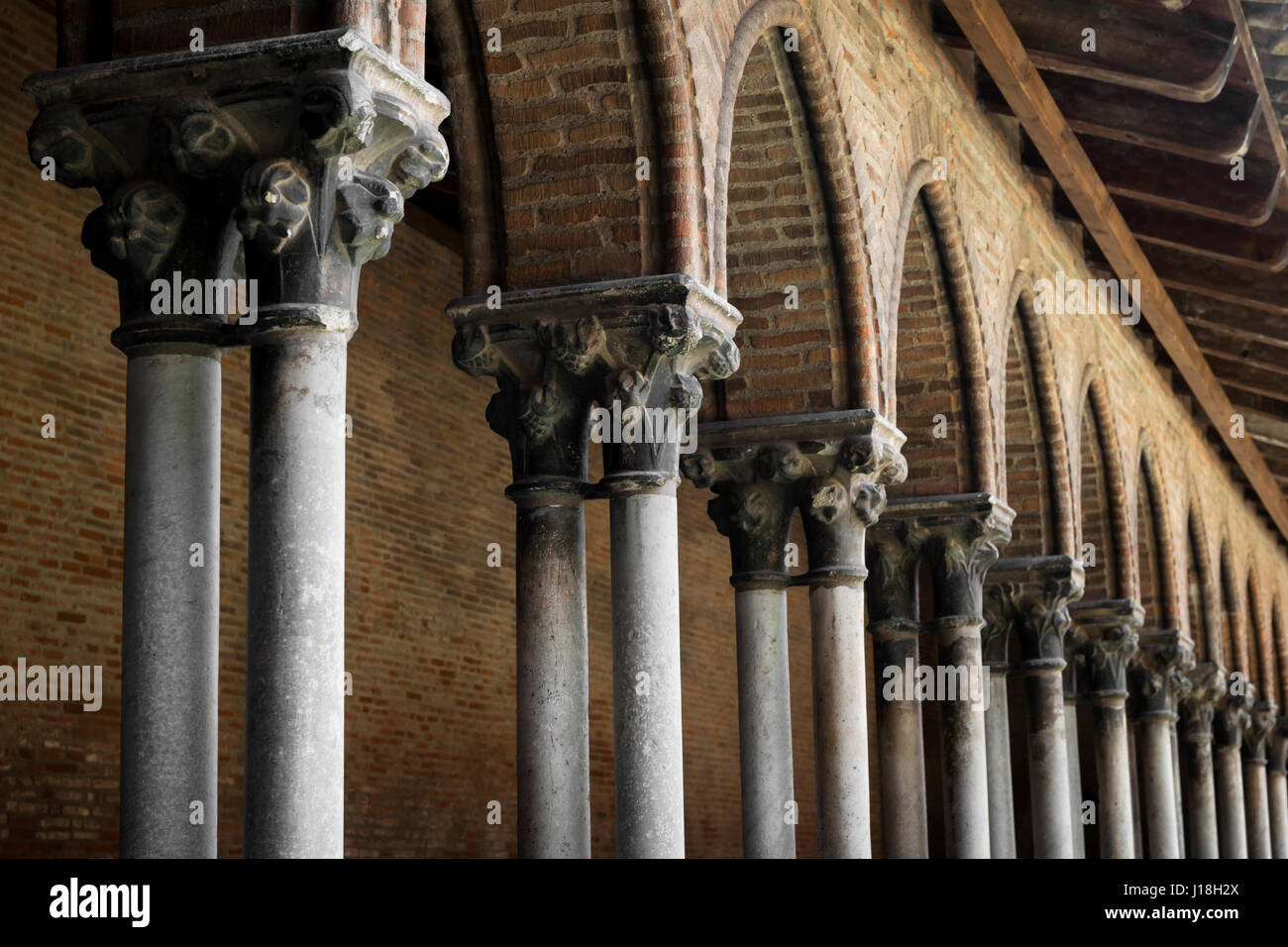 Nahaufnahme auf Säulen und Bögen des Klosters in alten dominikanischen Kloster Couvent des Jacobins in Toulouse, Frankreich. Architektonische Details. Stockfoto