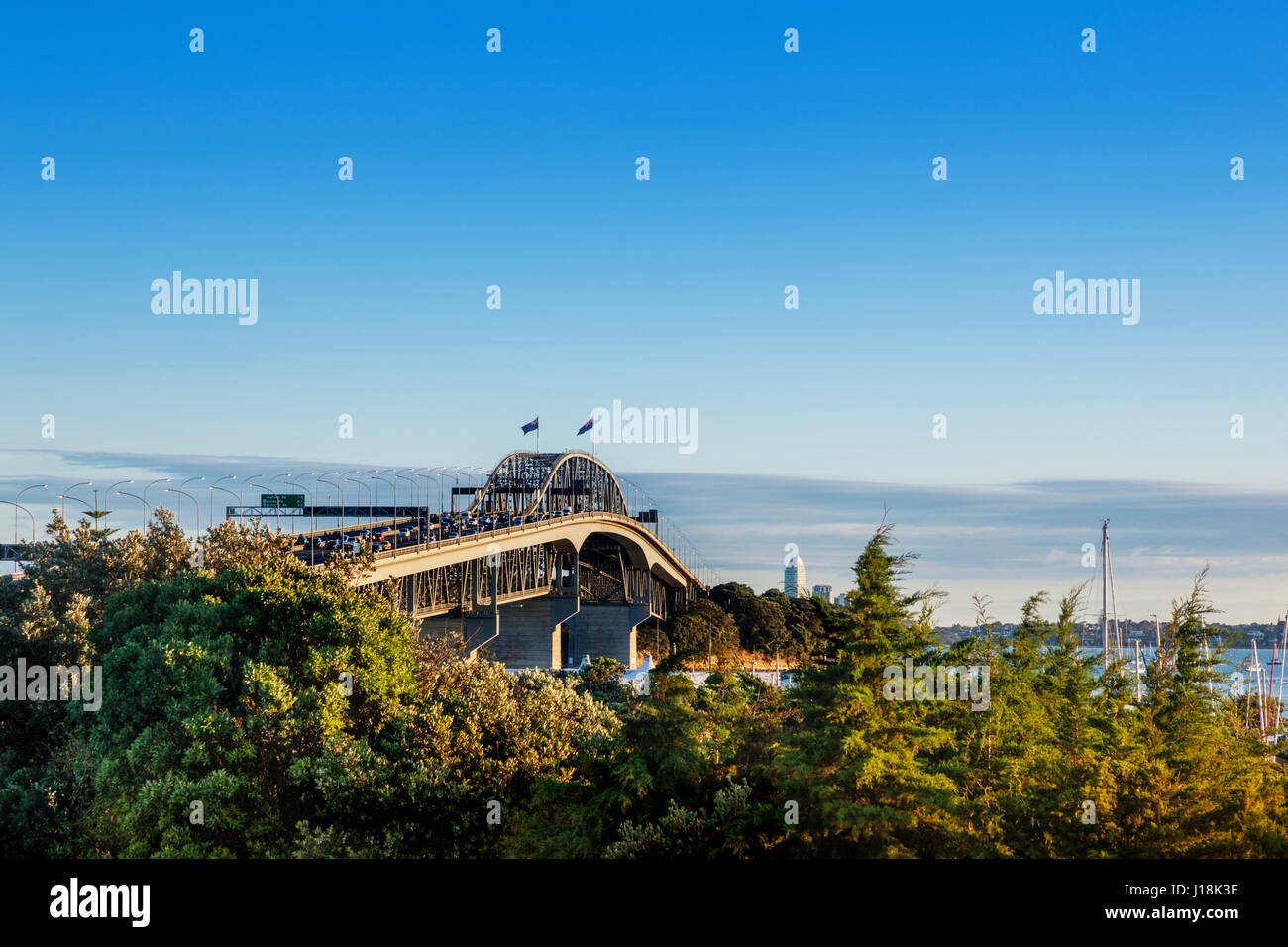 Auckland Harbour Bridge im morgendlichen Berufsverkehr. Stockfoto