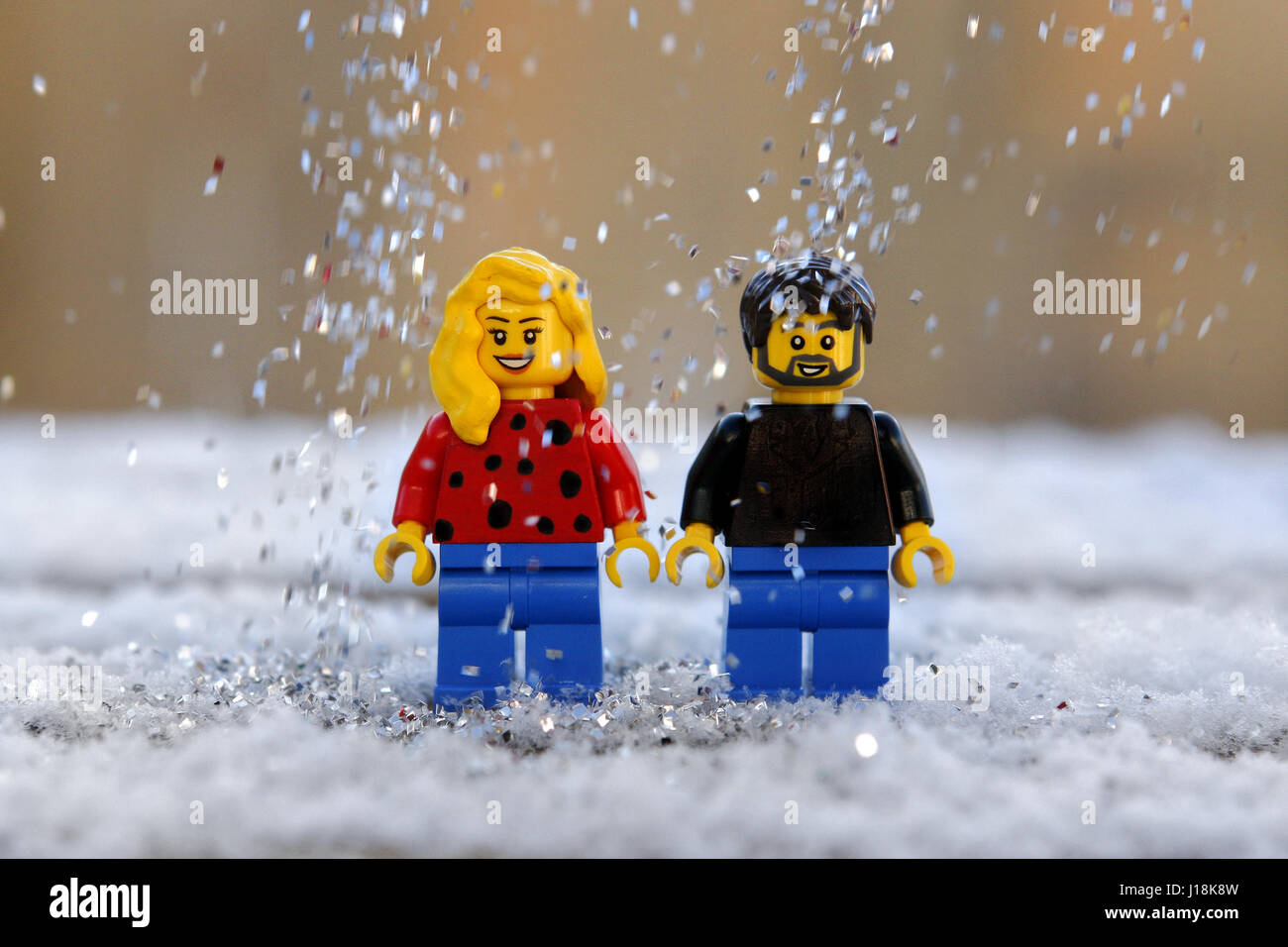 Männliche und weibliche Lego paar immer geduscht, meine Glitzer und Schnee Stockfoto