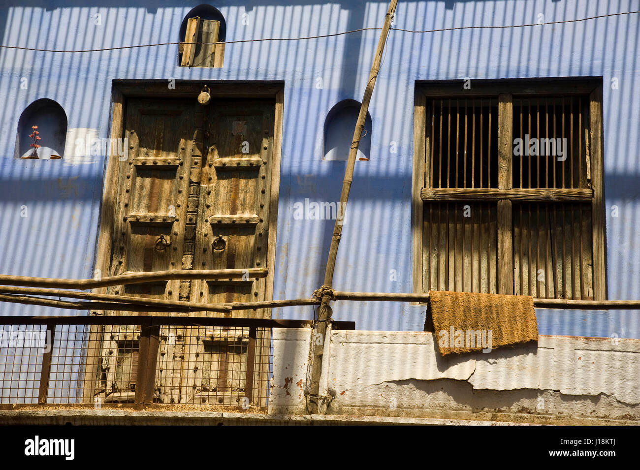 Alte traditionelle Türen und Fenster, Vrindavan, Uttar Pradesh, Indien, Asien Stockfoto
