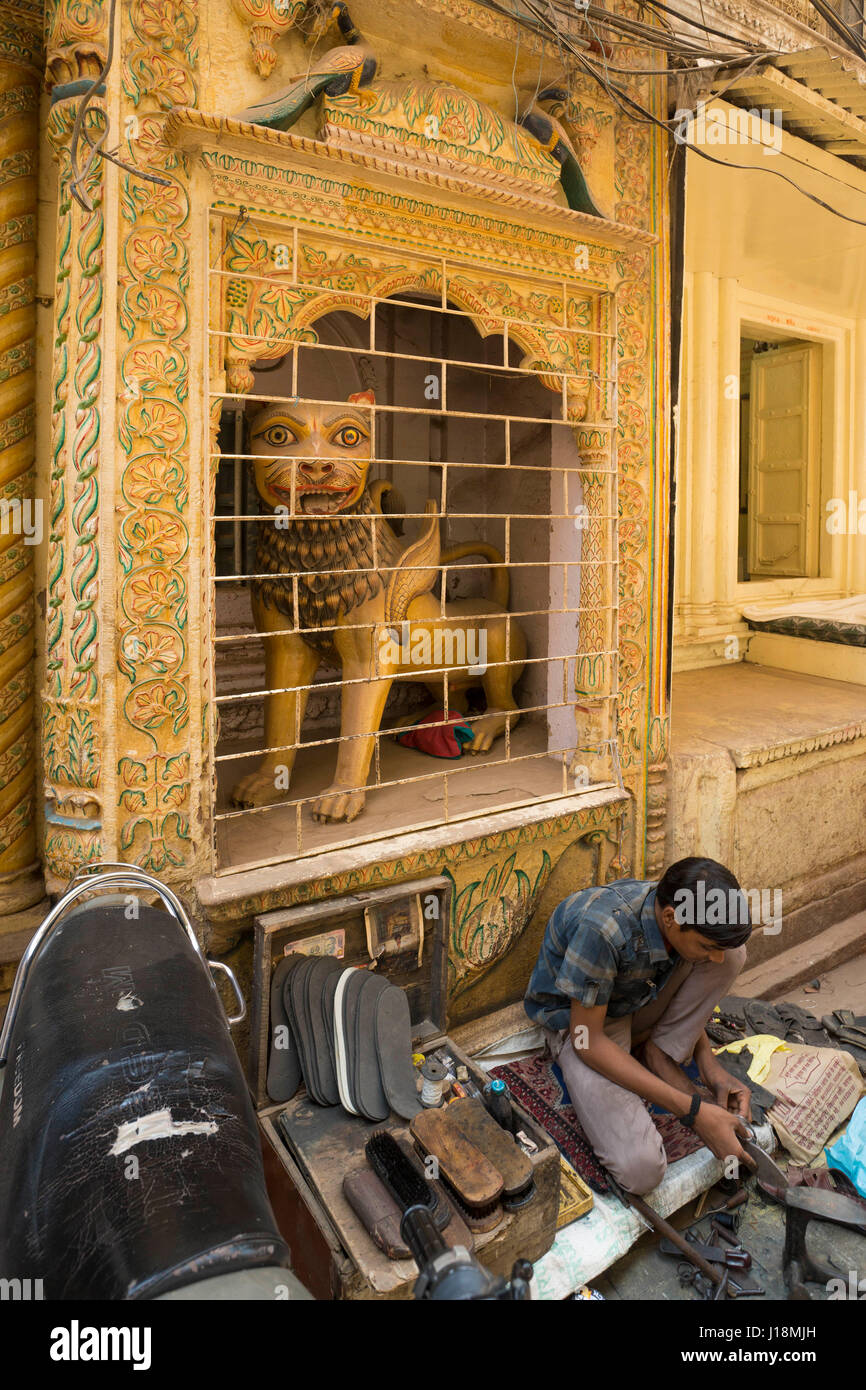 Schuster unter alten Haus saß, Varanasi, Uttar Pradesh, Indien, Asien Stockfoto