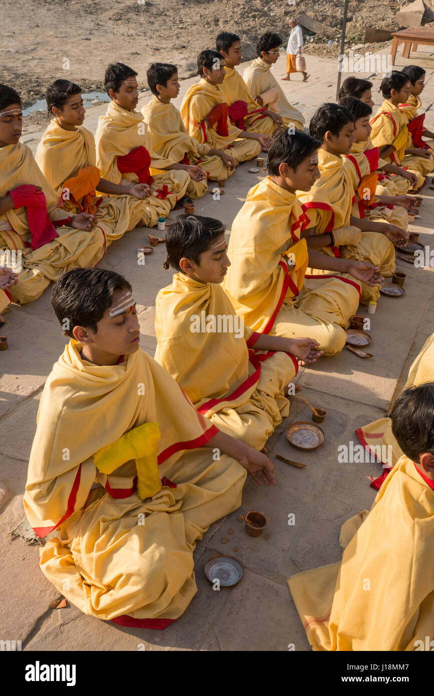 Studenten, die beten, Varanasi, Uttar Pradesh, Indien, Asien Stockfoto