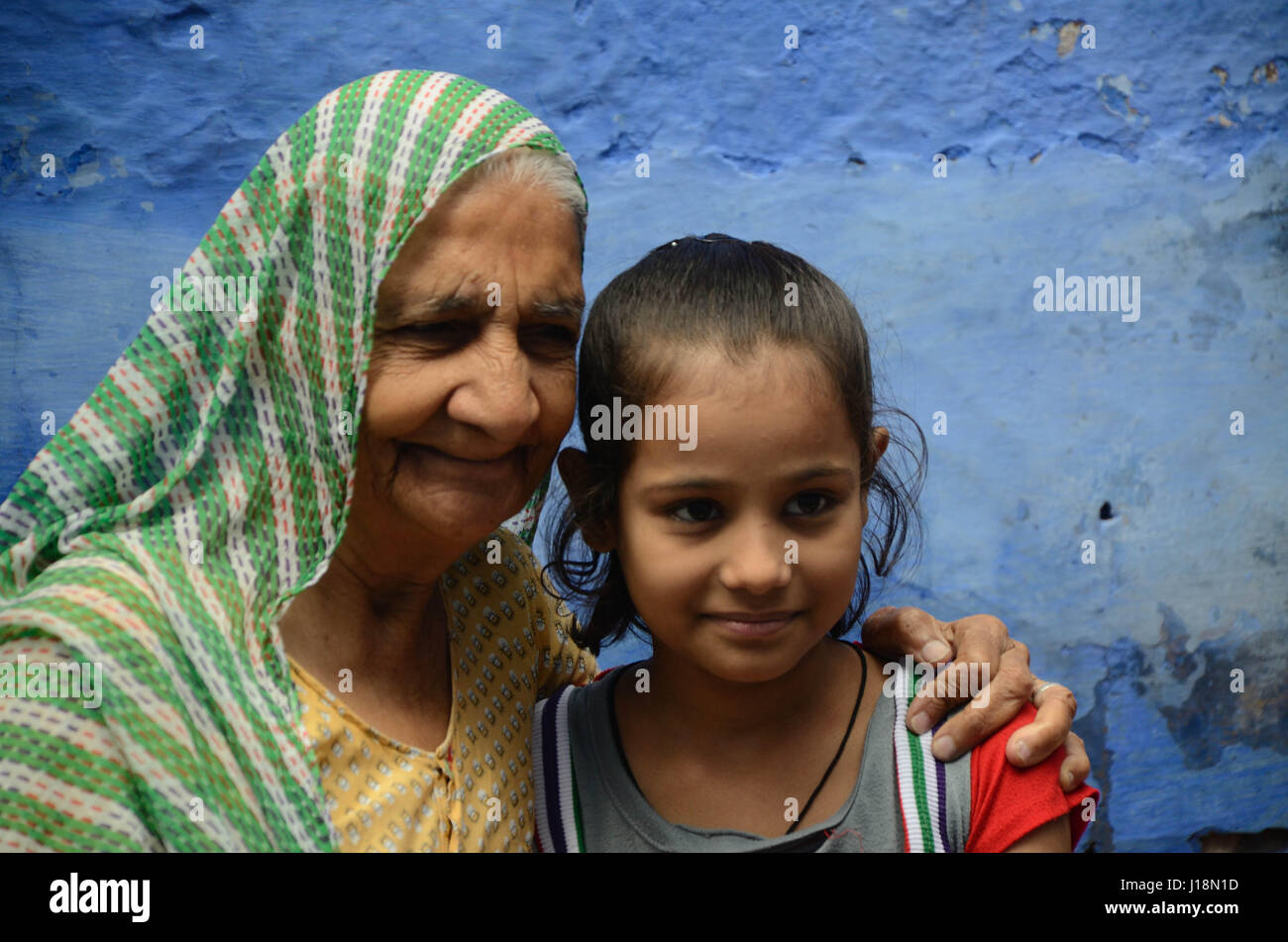 Oma mit Enkelin, Jodhpur, Rajasthan, Indien, Asien Stockfoto