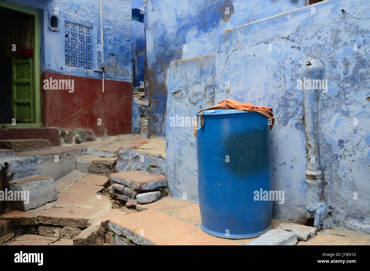 Kunststoff-Trommel in schmale Gasse, Jodhpur, Rajasthan, Indien, Asien Stockfoto