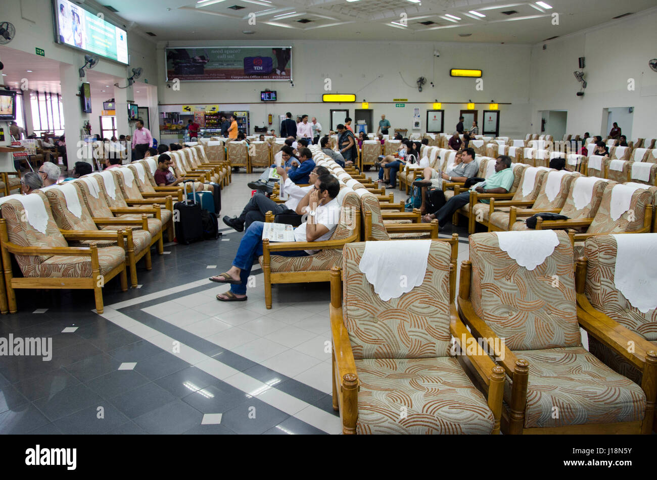 Passagiere Domestic Terminal Flughafen, Kochi, Kerala, Indien, Asien Stockfoto