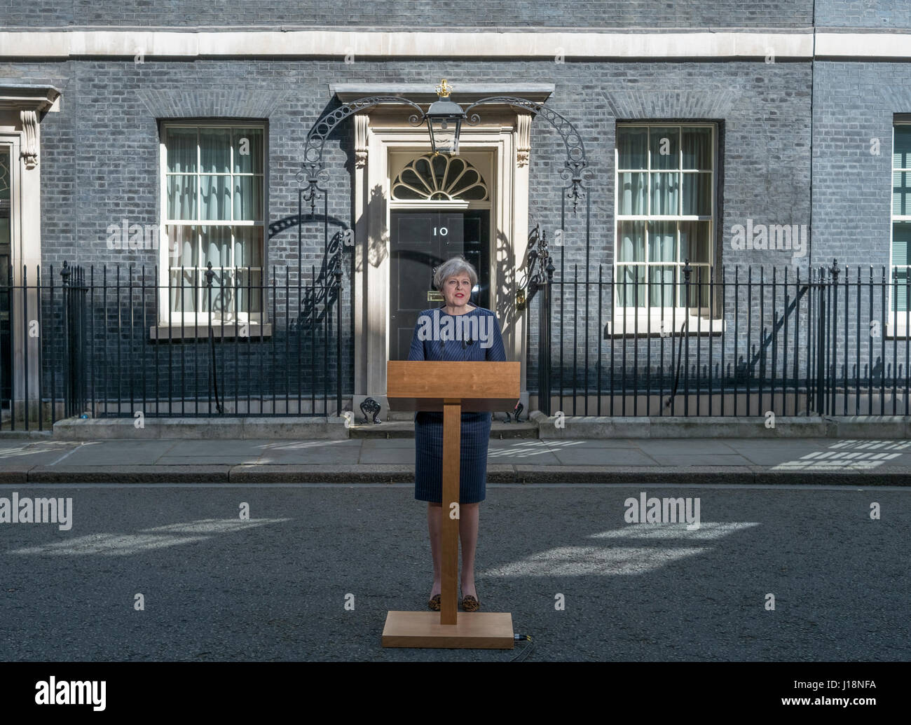 Downing Street, London UK. 18. April 2017. PM Theresa May kündigt eine Snap-Wahl zum 8. Juni 2017. Bildnachweis: Malcolm Park. Stockfoto