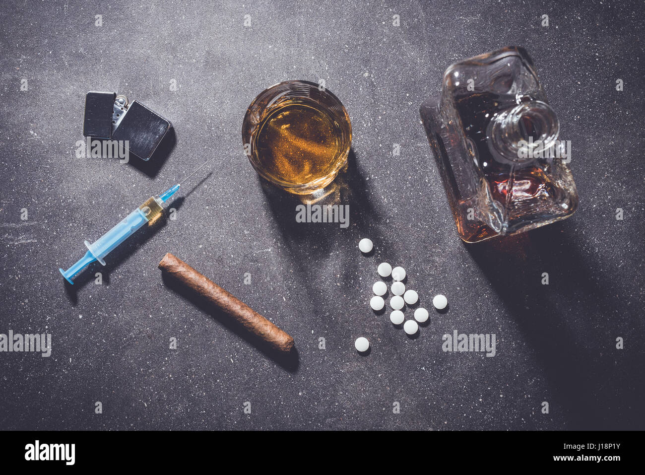 Harten Drogen und Alkohol auf dunklen Steintisch. Ansicht von oben Stockfoto