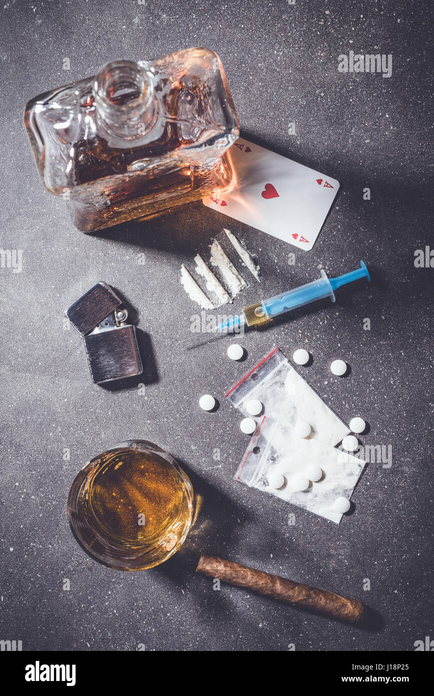 Harten Drogen und Alkohol auf dunklen Steintisch. Ansicht von oben Stockfoto