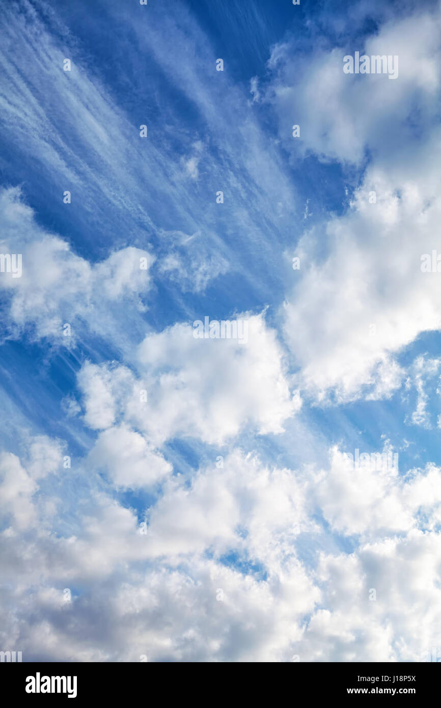 Verschiedenen Wolkentypen an einem sonnigen Taghimmel, natürlichen Hintergrund. Stockfoto